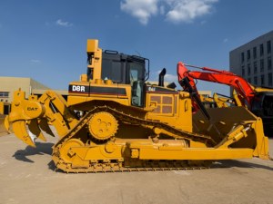 Topadora de cadenas CAT D8R usada de fácil manejo, bulldozer pesado para la construcción de presas y control de inundaciones - Product Image 1