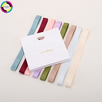 Sacs shopping en papier ivoire personnalisés avec votre propre logo, rubans imprimés noirs, poignées, emballages cadeaux de luxe pour boutiques de détail