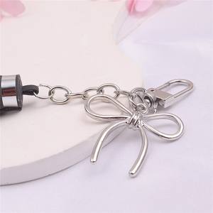 Nouveau <span class=keywords><strong>Pendentif</strong></span> Porte-clés en Alliage avec Nœud Papillon et Pompon en Cuir Doré/Argenté, Accessoire DIY pour Sac à Main Femme - Product Image 4