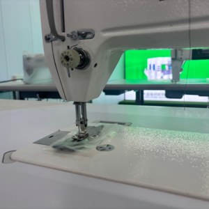 Machine à coudre industrielle à point droit de haute qualité DS-6150 avec moteur servo et forte puissance d'alimentation - Product Image 6