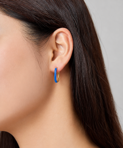 Pendientes de Aro con Detalles en Azul Dorado, Acero Inoxidable, Chapado al Vacío en Oro de 14K, Pendientes Huggie con Circonita Cúbica - Product Image 4