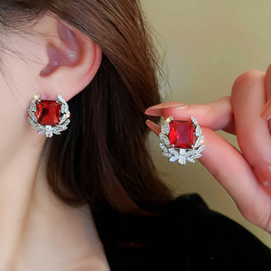 Eleganti Orecchini a Perno Geometrici a Forma di Foglia per Donne, Gioielli Vintage di Lusso a Forma di Fiore - Product Image 1