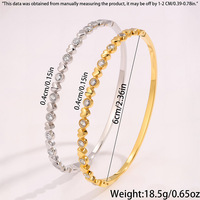 Bracelet en acier inoxydable plaqué or avec zircons étincelants en forme de cœur alternés, style Sweet Love, pour femme, idéal pour le quotidien ou les fêtes