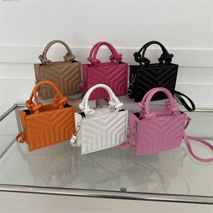 热卖最新女包 “<span class=keywords><strong>v</strong></span>” 形压痕纯色斜挎包设计师打结手柄女式肩包 - Product Image 6