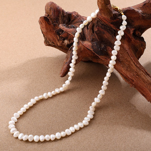 สร้อยคอมุกน้ำจืดธรรมชาติทรงไม่สมมาตรสำหรับผู้หญิง ชุบทอง 18K บนสแตนเลสสตีล สวมใส่ได้ทุกวัน สไตล์หรูหรา - Product Image 3