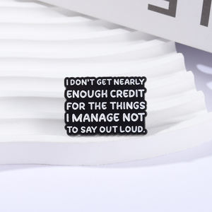 Broches y Pins de Esmalte con Citas Sarcásticas: No Obtengo Casi Ningún Reconocimiento por las Cosas que Logro No Decir en Voz Alta - Product Image 2