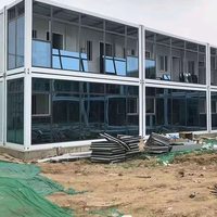 Villa conteneur préfabriquée sur mesure à double étage, maison modulaire mobile avec grande fenêtre vitrée, balcon et base sur remorque
