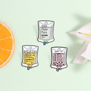 Divertente Spilla Smaltata a Tema Bevande (Birra, Latte, Tè, Mate Puro, Infusion) per Decorazione Zaino - Product Image 1