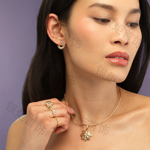 LOZRUNVE Gioielli Raffinati Orecchini a Cerchio in Argento Sterling 925 a Forma di Fiore Scintillante Placcati in Oro 18k - Product Image 3