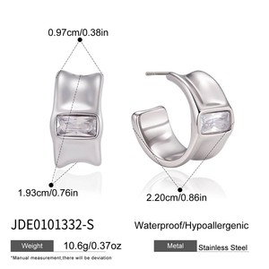 Pendientes Elegantes de Acero Inoxidable Chapados en Oro de 18K con Circonita Cúbica Blanca Cuadrada, Estilo Clásico - Product Image 3