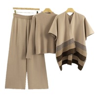 Nouvelle Collection Automne 2026 – Ensemble 3 Pièces en Maille Chevron pour Femme : Cape, Haut Côtelé et Pantalon Large – Tenue Élégante et Imposante Couleur Tan – Vente en Gros