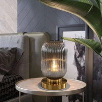 Lampe de chevet élégante de style moderne du milieu du siècle, en verre strié vert, base dorée, éclairage décoratif pour la maison