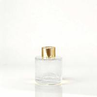 Ensemble de diffuseurs en verre côtelé rond haut de gamme avec bouchons dorés et impression sérigraphiée pour parfums d'intérieur