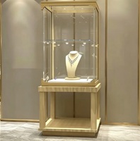 Vitrine de présentation de bijoux de luxe en bois naturel et cadre doré avec éclairage LED, vitrine autoportante en verre, dimensions personnalisables, finition sur mesure