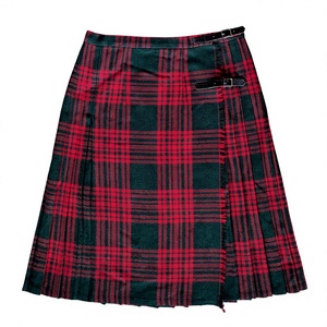 Kilt écossais pour femme, jupe plissée en tissu écossais rouge et vert, longueur genou, mélange de laine avec ceinture à boucle - Product Image 1