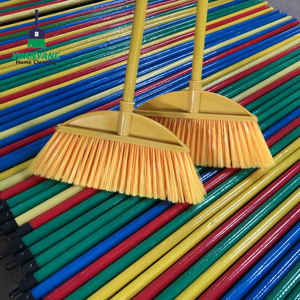 <span class=keywords><strong>Balai</strong></span> à poils souples en PET Yuanyang pour le nettoyage domestique quotidien avec pelle et manche en bois, <span class=keywords><strong>efficace</strong></span> pour l'entretien des surfaces. - Product Image 1