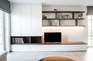 وحدة حائط تلفزيون حديثة متكاملة قابلة للتخصيص مع رف كتب - Product Image 5