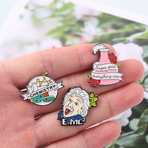 เคมีขายส่งหมุดเคลือบแข็งที่มีชื่อเสียงนักฟิสิกส์ Lapel Pins ตราสูตรเข็มกลัดโลหะราคาผู้ผลิต - Product Image 6