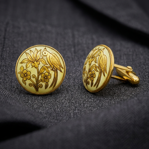 Mancuernillas de Latón Grabadas a Mano con Diseño de Loro y Flores, Base Amarillo Pálido, Acabado en Tono Dorado, Regalo Formal de Aniversario, Unisex - Product Image 5