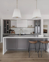 Îlot de cuisine blanc avec armoires en bois grainé, portes vitrées, poignées en laiton, éclairage LED, panneau stratifié PVC E1, ensemble personnalisé