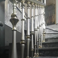 Rampe d'escalier moderne intérieure sur mesure réglable, montée au sol, avec balustres en aluminium et poteaux en bois, résistante à la rouille, pour projet complet