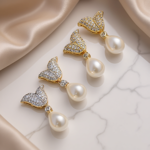 E2164 Orecchini pendenti a forma di farfalla dorata con perla finta rotonda bianca AAA per matrimonio da donna, stile romantico, placcati in oro - Product Image 2