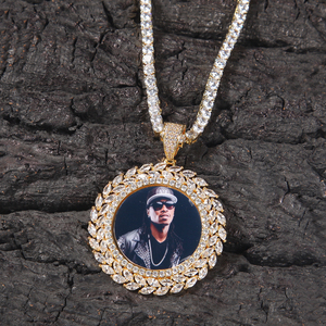 قلادة صور مخصصة بتصميم دائري مرصع بالزركونيا المكعبة (CZ) قابلة للطباعة بالتسامي، قلادة صور هيب هوب مع سلسلة تنس أو سلسلة حبل - Product Image 4