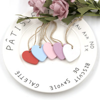 Petits coeurs en bois peints simples formes artisanales copeaux de bois colorés message de noël étiquettes cadeaux signes artisanat suspendu
