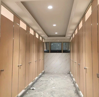 Cloisons de toilettes modernes pour hôtels en panneaux phénoliques stratifiés HPL, avec un design écologique et une installation facile
