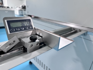 Machine à rainurer en V KPC-7010SV-<span class=keywords><strong>E</strong></span> avec dé<span class=keywords><strong>coupe</strong></span>, réglage numérique de la hauteur, rainureuse pour carton MDF et boîtes rigides - Product Image 5