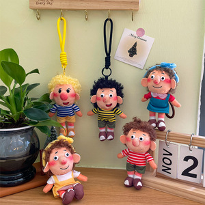 Portachiavi in peluche Ugly Cute Freckle Boy, divertente ciondolo per borsa a forma di bambola con capelli ricci, simpatico portachiavi in peluche a forma di bambino grassocchello - Product Image 1