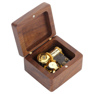 Caja Musical Conmemorativa <span class=keywords><strong>de</strong></span> Colección, Regalo Creativo, Caja Musical en Forma <span class=keywords><strong>de</strong></span> Corazón <span class=keywords><strong>de</strong></span> Madera <span class=keywords><strong>de</strong></span> Nogal Pintada en Oro <span class=keywords><strong>de</strong></span> 18 Tonos - Product Image 2