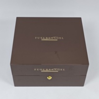 Boîte cadeau en bois brun foncé avec peinture haute brillance, doublure en papier kraft, logo personnalisé, fermeture dorée pour emballage cadeau d'entreprise de luxe