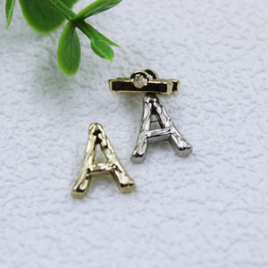 Étiquettes métalliques à trou de couture 3D <span class=keywords><strong>en</strong></span> alliage personnalisé Logo de marque Lettres anglaises Petite étiquette <span class=keywords><strong>en</strong></span> métal pour vêtements Sac à main Chapeaux Accessoires - Product Image 5