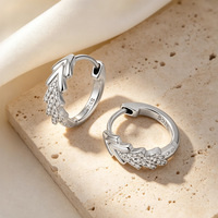 Boucles d'oreilles huggie en argent sterling S925 en forme de flèche |   Pierres facettées blanches plaquées platine |   Boucles d'oreilles délicates pour femmes