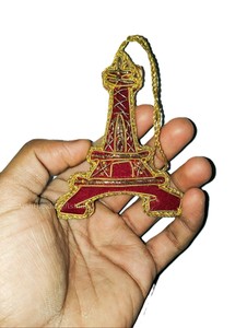 Adorno navideño de la Torre Eiffel hecho a mano con cuentas, decoración navideña de la Torre Eiffel en terciopelo rojo, bordado dorado, fabricante y proveedor. - Product Image 2