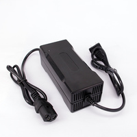Chargeur de batterie ignifuge 12,6 V 5 A DC avec certification CE, entrée 100-240 V, garantie de 2 ans pour trottinette électrique et outil électrique