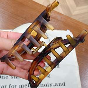 Vente en gros de pinces à cheveux papillon en plastique de 11 cm, style coréen, accessoires de mode, grandes pinces à cheveux en plastique pour femmes - Product Image 2