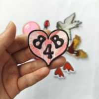 Patchs brodés de haute qualité en forme de fleur et de coeur pour l'application de colle chaude de sacs à la mode