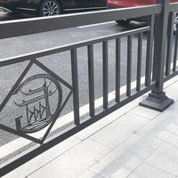 Rampe de balcon moderne sur mesure en acier galvanisé à lattes verticales pour hôtel, balustrade extérieure OEM en gros, résistante à l'eau