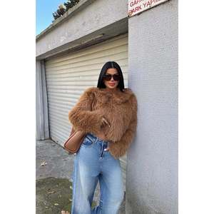 เสื้อแจ็คเก็ตขนสัตว์เทียมแบบสั้น Tan Fausta พร้อมเข็มขัดรัด  ลายพิมพ์กระต่าย จิ้งจอก และมิงค์  ผ่านการเคลือบและทอในเนื้อผ้าแคชเมียร์ - Product Image 4