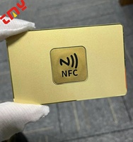 Personalisierte Visitenkarte aus 24 Karat Goldstahl mit digitalem NFC-Chip und individuellem Logo