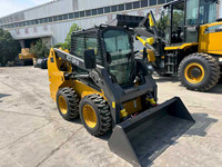 Chargeuse compacte orientée vers la productivité XC7SR10, capacité nominale de 1,1 tonne, godet de 0,6 m³ pour les travaux de maintenance routière municipale