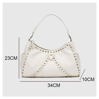 Sac hobo en cuir blanc grainé avec clous argentés, sac à main pour femme, fermeture éclair, poche latérale, logo personnalisé