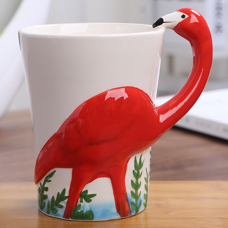 Taza de cerámica con diseño de flamenco rojo de dibujos animados.