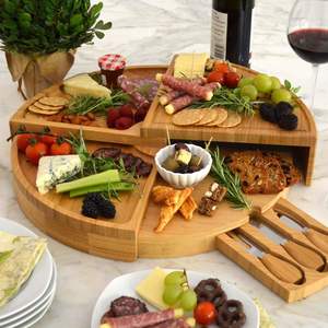 Planche à fromage ronde en bambou gravée sur mesure, plateau à charcuterie pivotant en bambou avec ensemble de couteaux - Product Image 1
