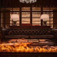 Étagère à cigares haut de gamme personnalisée en verre et bois avec éclairage LED, meuble de salon à cigares avec tiroir