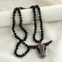 Collier tendance pour femme, style bijoux, en verre cristal noué, avec pendentif tête de taureau et corne de buffle