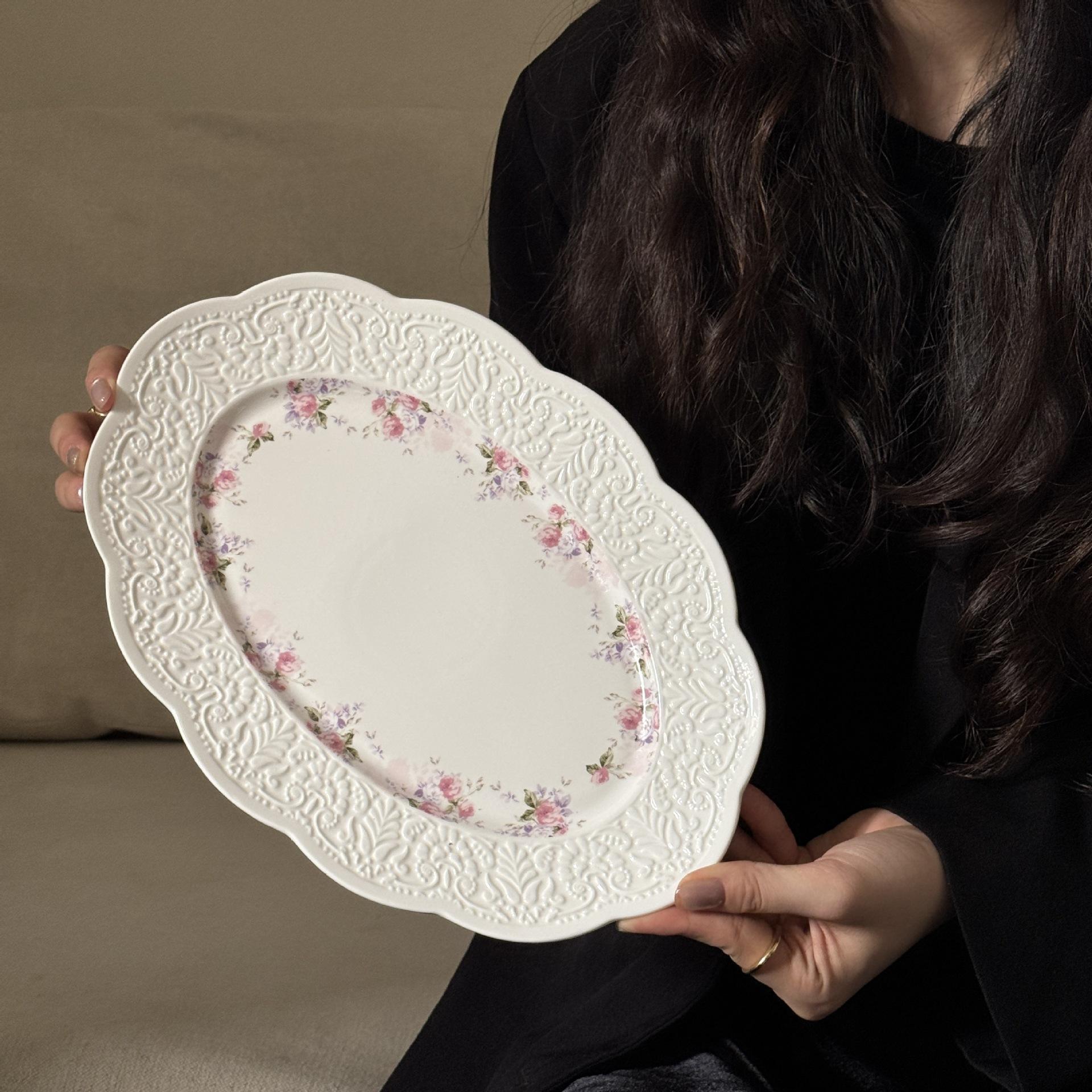 The petals are numerous and the leaves are elliptical discs