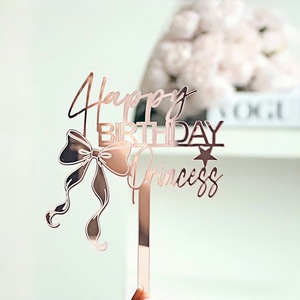 ท็อปเปอร์เค้กอะคริลิค รูปโบว์เจ้าหญิงสีทอง ประดับด้วยน้ำผึ้งและลูกอมหวานๆ สำหรับงานฉลองวันเกิด - Product Image 3